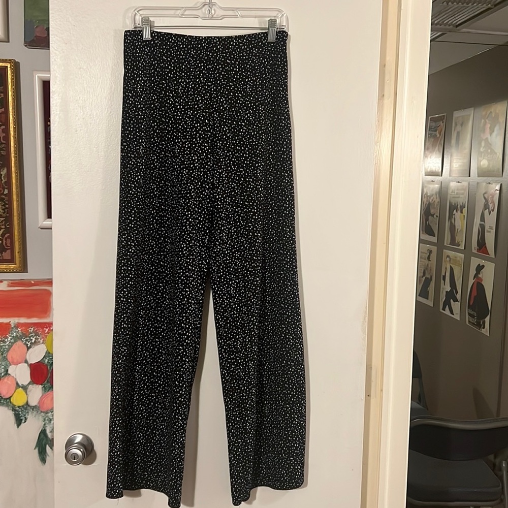 Forever 21 black/white wide leg pants. Hidden side zip closure.